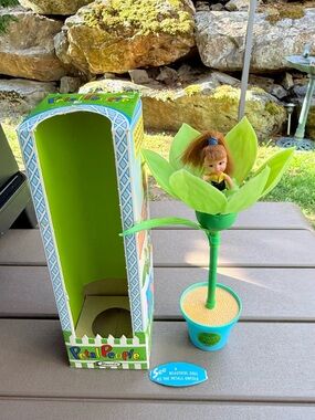 Uneeda Doll Daffi Dill Flower Petal People Toy Open Close 1968 Daffodil Pot Box